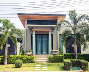 Nai Harn Baan-Bua